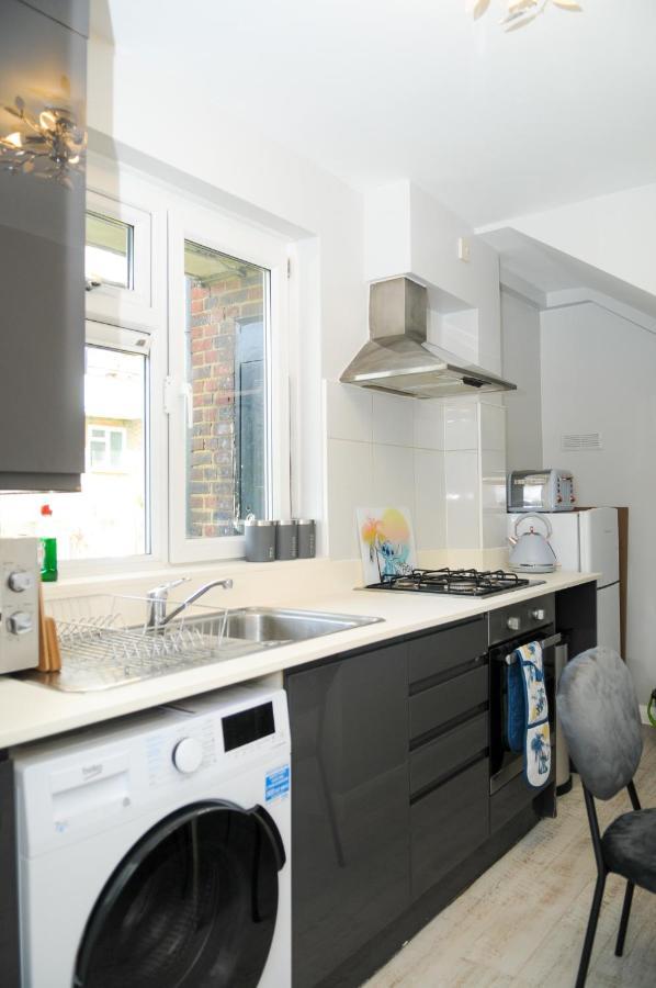 Greater London, 1 Bed Flat, Parking, Nr Metro Stations, 15mins To * Londres